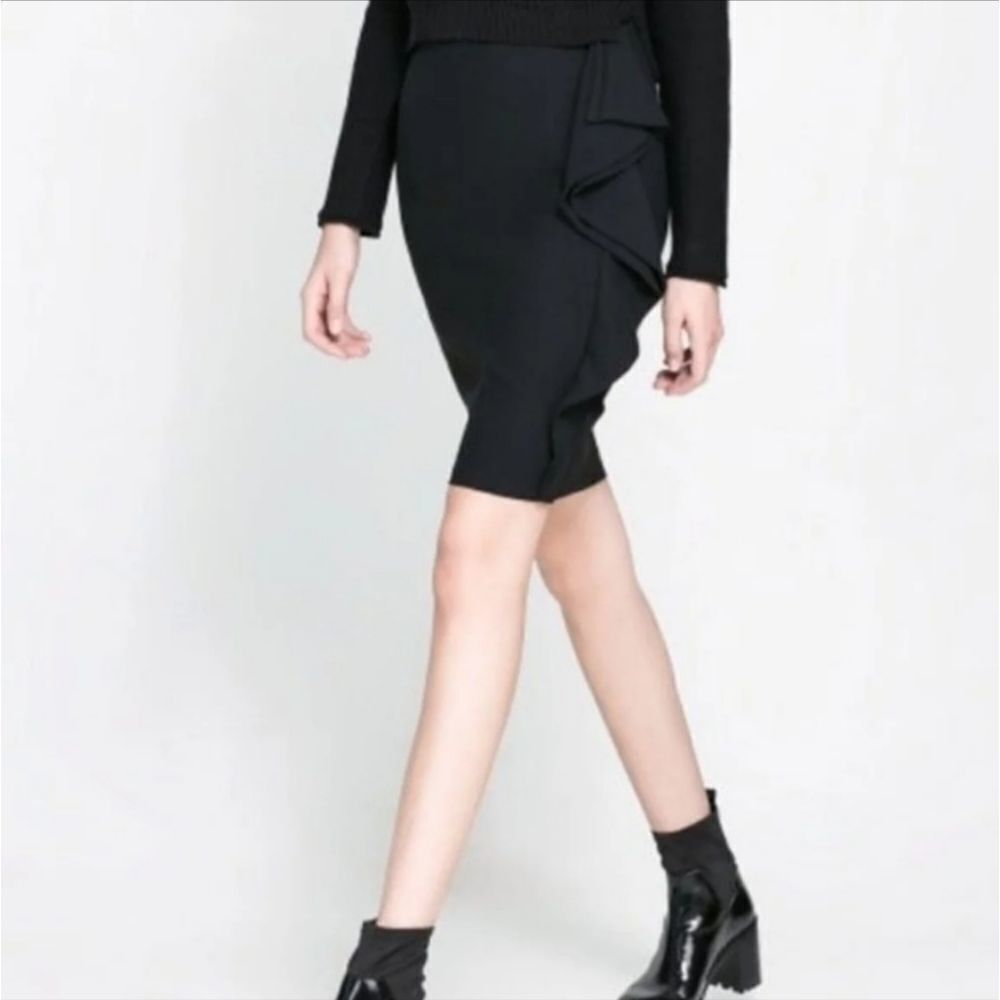ZARA BASIC SIDE RUFFLE PENCIL ZIP CLOSURE ABOVE THE KNEE LENGTH SKIRT